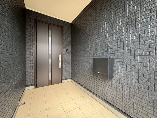 【商談中】クワイエ　安八郡安八町東結第1　全1区画分譲の玄関|玄関ドアの取手ハンドル部分にセンサーがついて、カードタイプ・シールタイプのキーで施錠が可能で便利です。
お買い物の荷物で手が塞がっていても、楽々開錠できます。毎日の外出前の時間も短縮されて快適です！