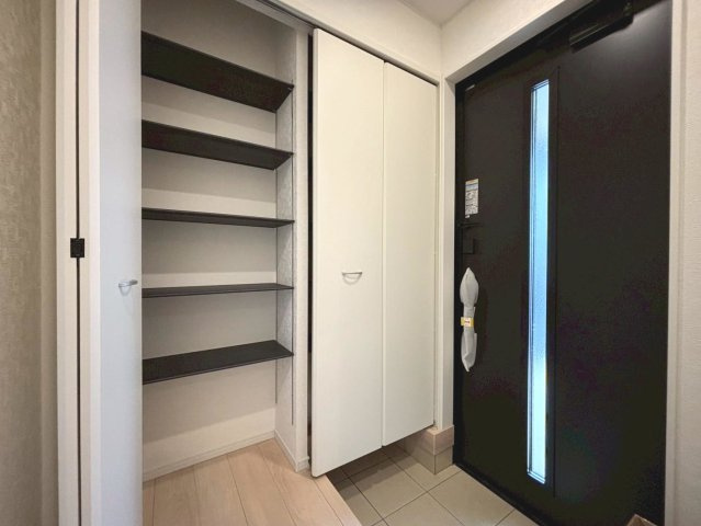【商談中】クワイエ　安八郡安八町東結第1　全1区画分譲の玄関|大容量のシューズ収納付きで玄関周りもすっきり！玄関ドアからの光が玄関ホールを明るくしてくれます。