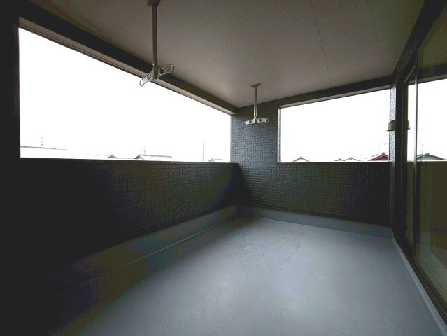 【商談中】クワイエ　安八郡安八町東結第1　全1区画分譲のバルコニー|バルコニーは南向きで洗濯物もよく乾きます！強度と表面積硬度を持つFPRで防水しています。