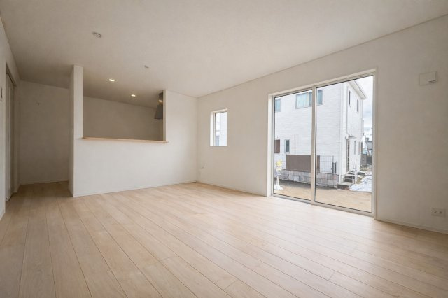 【商談中】クワイエ　安八郡安八町東結第1　全1区画分譲の居間・リビング|フローリング材は木目調でナチュラルな美しさ。様々な傷やクラックの発生を大幅に抑える特殊加工済みです。
床材に受ける様々な傷や、温度・湿度変化によるクラックの発生を大幅に抑える特殊加工を施工済み。