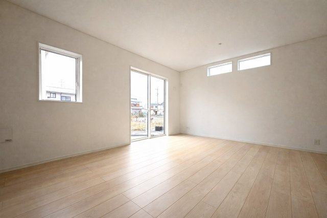 【商談中】クワイエ　安八郡安八町東結第1　全1区画分譲の居間・リビング|フローリング材は木目調でナチュラルな美しさ。様々な傷やクラックの発生を大幅に抑える特殊加工済みです。
床材に受ける様々な傷や、温度・湿度変化によるクラックの発生を大幅に抑える特殊加工を施工済み。