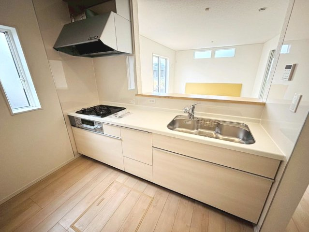 【商談中】クワイエ　安八郡安八町東結第1　全1区画分譲のキッチン|お手入れがラクなステンレスをワークスペース部分トップに使用した、機能的で美しいシステムキッチンです。
浄水器組込み水栓でシンクまわりがスッキリ広々お使いいただけます。フラットな造りでお掃除も楽々です。