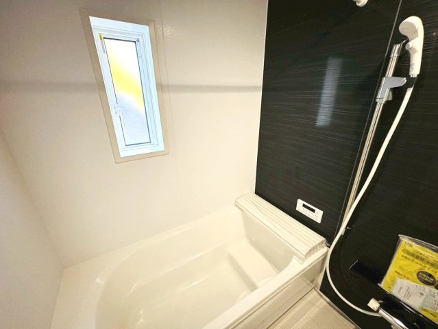 【商談中】クワイエ　安八郡安八町東結第1　全1区画分譲の浴室|保温浴槽使用で４時間たっても浴槽の湯温低下はわずか約2.5度の省エネ仕様です。【暖房換気乾燥機】付き！
サイドブロー機能を備えた省エネ衣類乾燥機です。窓付きの明るく清潔な空間でゆったりバスタイムを！