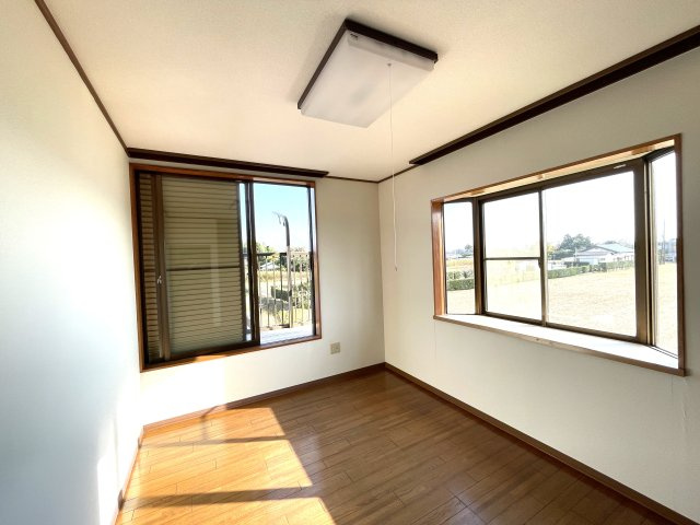 長生村小泉1556-13中古戸建の洋室