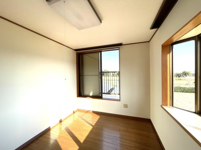 長生村小泉1556-13中古戸建の洋室