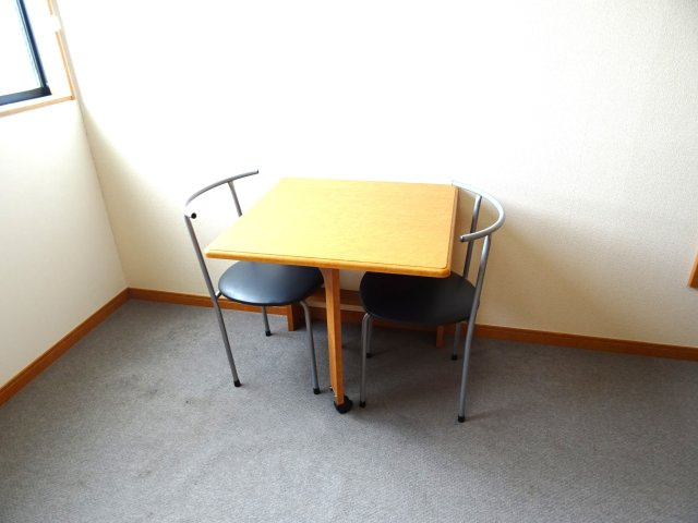 アネシスの内装|備え付けのテーブル・椅子ございます！