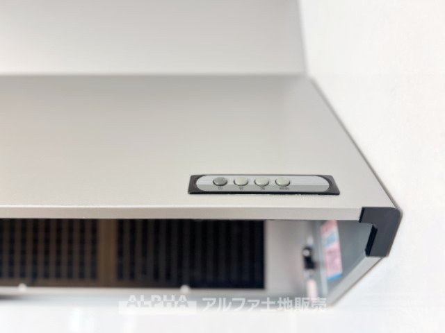~東大和南街~Remodeled Homeのキッチン|【Range hood】
◆レンジフード◆武骨なまでに磨きこまれたステンテクスチャーはコンテンポラリー・デザイン。ダウンライトがフードを照らし煌めきの瀟洒なキッチンを演出する。