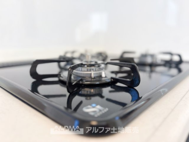 ~東大和南街~Remodeled Homeのキッチン|【Gas range】
◆ガスレンジ◆ホーローレンジは丈夫で汚れにくく、お料理の後もさっと拭くだけで清潔。毎日の家事をラクにし、ご家族の笑顔を支える嬉しい設備です。