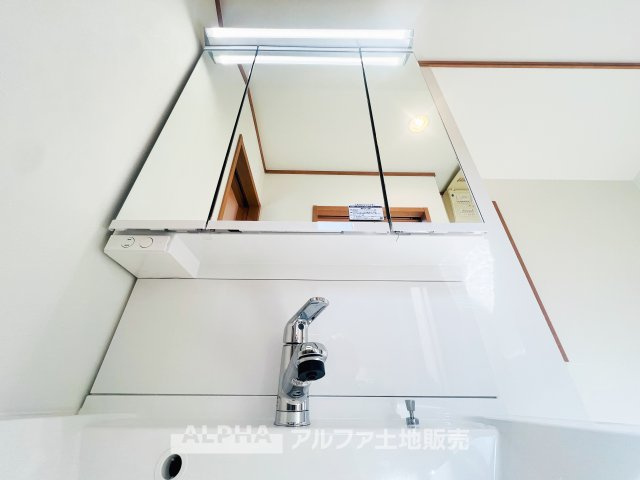 ~東大和南街~Remodeled Homeの独立洗面台|【Vanity with Three Mirrors】
◆三面鏡洗面化粧台◆身支度で使う歯ブラシや化粧品などの小物も鏡裏にすっきり収納。生活感を抑えて朝のひとときも快適に過ごせスタイリッシュな空間に。