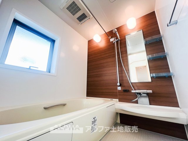 ~東大和南街~Remodeled Homeの浴室|【Bathroom】
◆浴室換気乾燥機付きUB◆雨に日でも洗濯物が乾かせ、同時に室内を乾燥させる為、カビ、汚れの発生を抑えます。暖房機機能があり冬場は入浴前に暖め可能でとても重宝します。