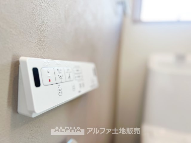 ~東大和南街~Remodeled Homeのトイレ|【Warm water flush toilet】
◆温水洗浄便座付きトイレ◆お掃除も楽々。快適に過ごすためには今や欠かせない設備の一つです。壁掛けリモコンで使いやすくいつでも清潔に保てます。