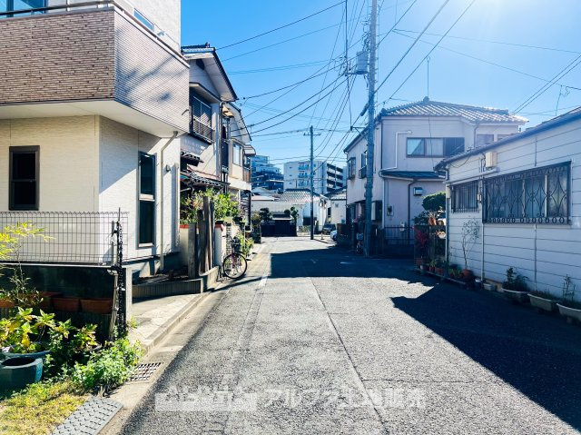 ~東大和南街~Remodeled Homeの前面道路含む現地写真|【House of the Sun】
◆明るい家◆太陽の温かな光がお家全体を照らす。そこには目を輝かせ笑顔で見つめてくれる君がいて、「ただいま」の言葉がこだまする。そんな君の瞳に恋している。