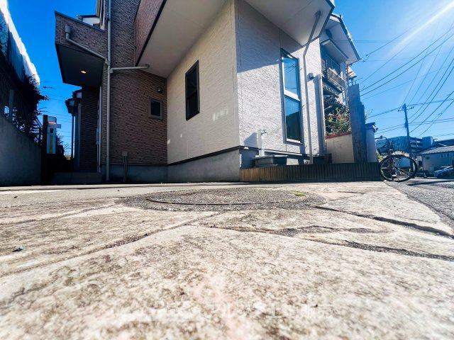 ~東大和南街~Remodeled Homeの駐車場|【Blue sky】
◆青空に包まれて◆ベランダから望む紺碧の空。外を眺め時を忘れるなんて、ひさしかたぶりだろうか。こんなにも広く美しい情景が我が家にも広がっているなんて。こんな時間を大切にしたい。