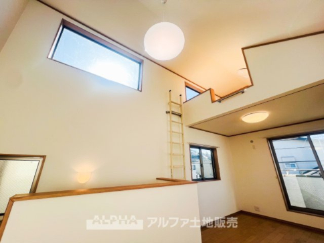 ~東大和南街~Remodeled Homeの居間・リビング|【Sloped Ceiling】
◆勾配天井◆高さのある勾配天井が生み出す開放感。光と風が広がり、リビングをより広々と感じられる設計です。家族が集う空間にゆとりとリラックス感をもたらします。