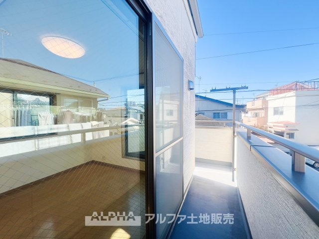 ~東大和南街~Remodeled Homeのバルコニー|【outward appearance】
◆バルコニー◆家から望む空はブルースカイ。隔てるものは何もなく、そこにあるのは青い空と白い雲の景色がこの街の彩りを演出している。