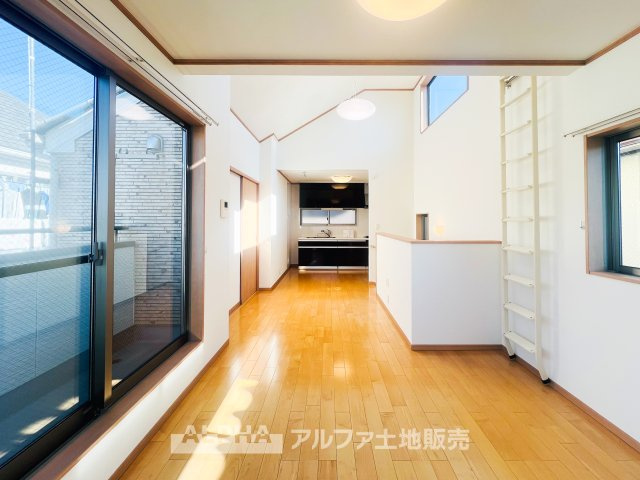 ~東大和南街~Remodeled Homeの居間・リビング|【The situation】
◆シチュエーション◆リビングルームのドアを開くと、窓から飛び込むのは緑と光の風光明媚な景色。僕の目に映るは、ここで家族と会話をワイワイガヤガヤ楽しんでいる様子。