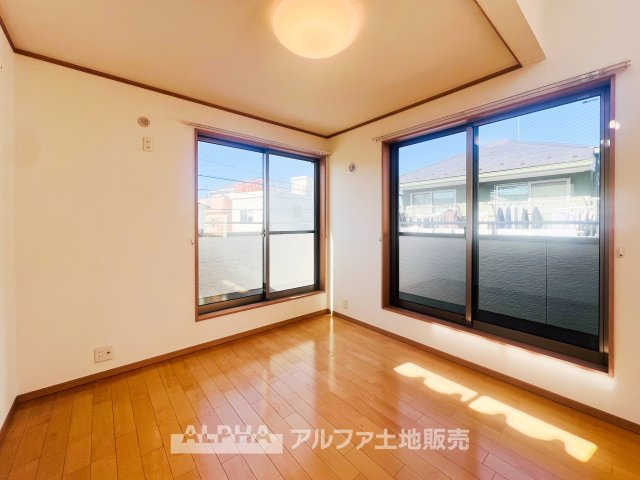 ~東大和南街~Remodeled Homeの居間・リビング|【Comfortable living】
◆居心地のいい暮らし◆には欠かせない眩い採光。ゆったりとした幅の窓からこの空間に降り注ぐ採光が絶えない。明るいリビングこそ居心地のいい暮らしが待っていると思う