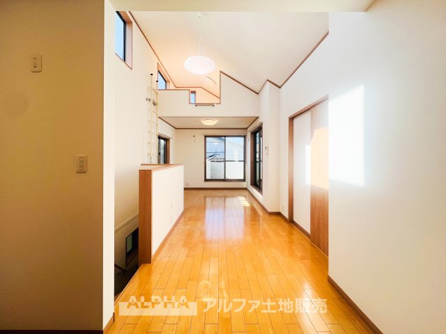 ~東大和南街~Remodeled Homeの居間・リビング|【Voice】
◆声◆通学から帰宅しここを通過する子供達。だからこそ、そこからさり気ない「おはよう」と「おかえり」がこだまする『愛おしい風景』