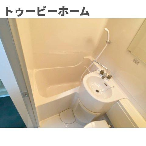 メゾンラハイナの浴室|明るい色調の室内です