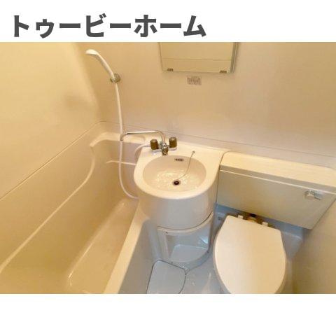 メゾンラハイナの洗面所|明るい室内です