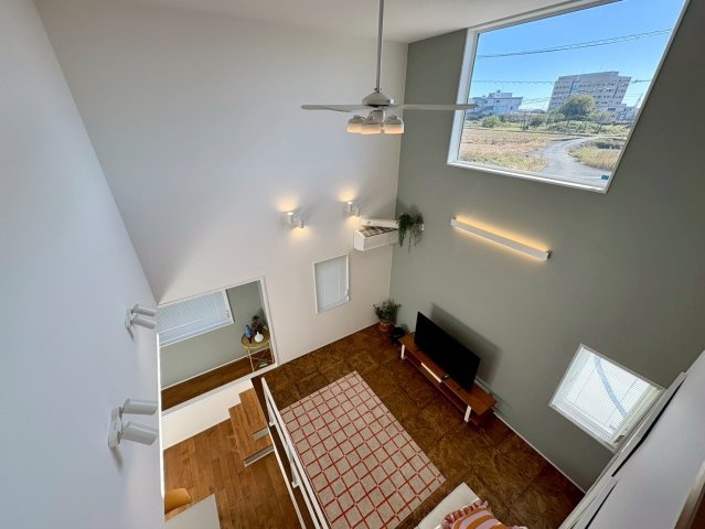 南国市大そね甲　中古一戸建ての居間・リビング|家族の会話が自然に生まれる明るく開放的なLDKです