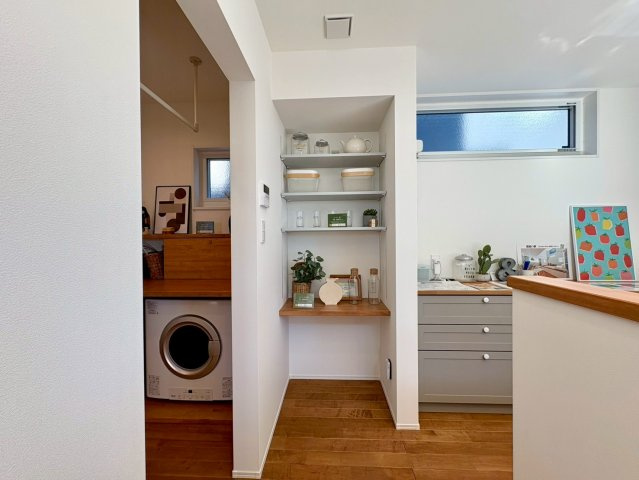 南国市大そね甲　中古一戸建てのキッチン|キッチン横がランドリースペースなので家事時間が短縮できます。