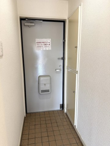 ハイツメルシーの玄関