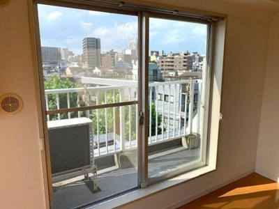 【バルコニー】 | クレセント上池袋 | 暖かな日差しのふりそそぐバルコニー