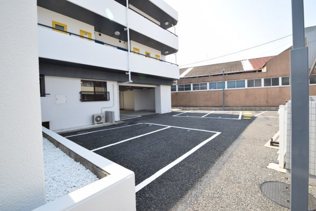 ﾊﾟーｸﾚｼﾞﾃﾞﾝｽのその他共用部分|敷地内駐車場、奥が屋根付です。