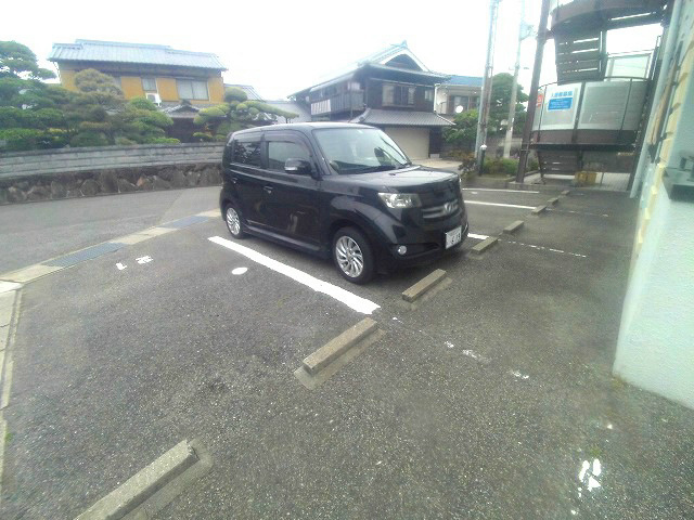 マンションアムールの駐車場