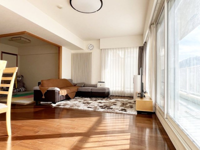 【居間・リビング】 | パークハウス伏見 | 三面から陽の光が差し込むくつろぎの19帖広々ＬＤＫ♪