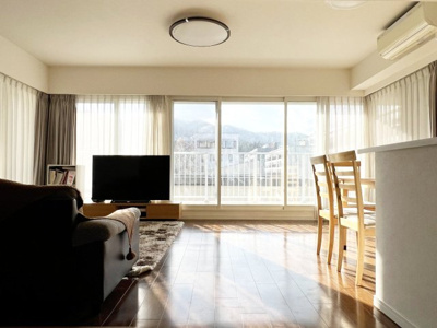 【居間・リビング】 | パークハウス伏見 | 三面採光のリビングはマンションでありながら戸建感覚を楽しめます♪