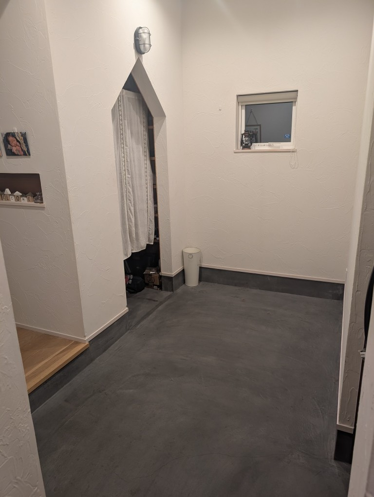 ６５９４２　瑞穂市穂積中古戸建の玄関