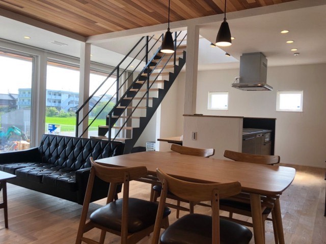 ６５９４２　瑞穂市穂積中古戸建の居間・リビング