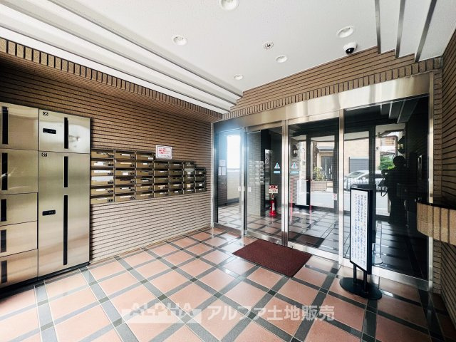 カザベーラ西武立川のエントランス|【Entrance】
◆エントランス◆管理の行き届いた綺麗なエントランスは、扉を開けると温もりと幸せと楽しさいっぱいの我が家に帰ってきたんだなと落ち着く瞬間。