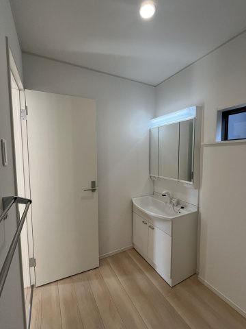 紀の川市尾崎　第2期　新築一戸建ての独立洗面台