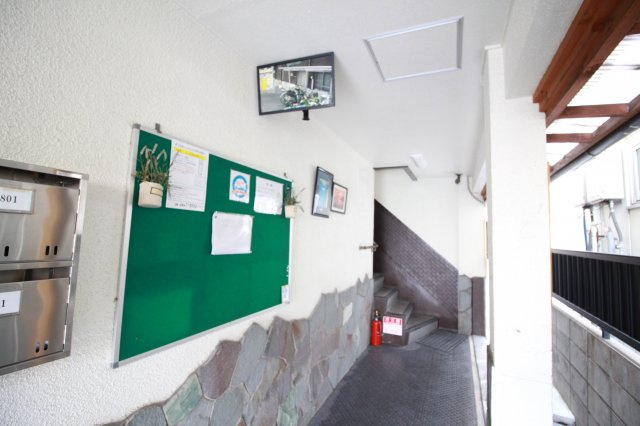 【その他共用部分】 | 第3田辺マンション | 防犯カメラのある廊下