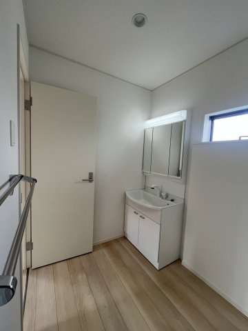 紀の川市尾崎　第2期　新築一戸建ての独立洗面台