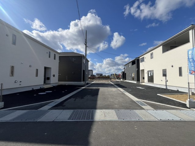 紀の川市尾崎　第2期　新築一戸建ての前面道路含む現地写真