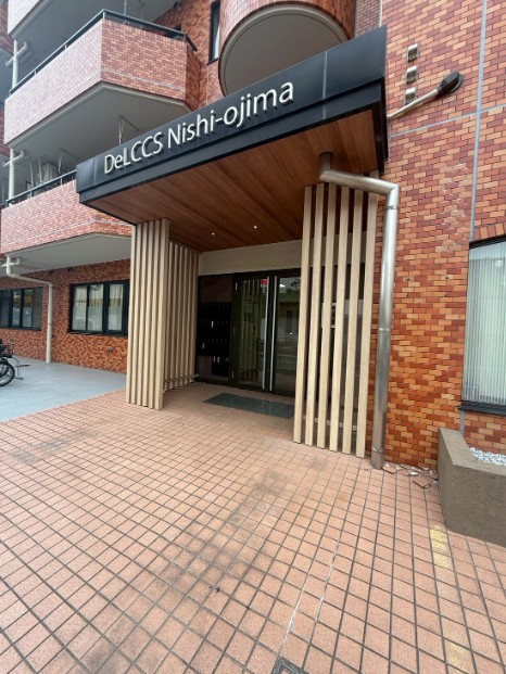 デルックス西大島のエントランス