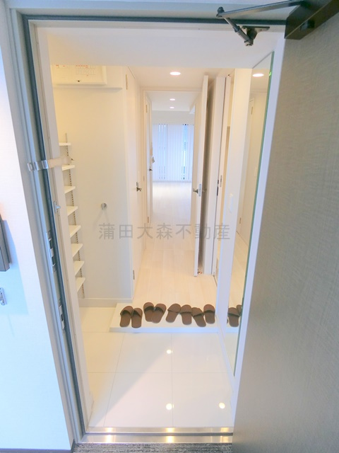 ブランシエスタ西馬込ブランシエスタニシマゴメの玄関|姿見鏡がうれしい玄関
