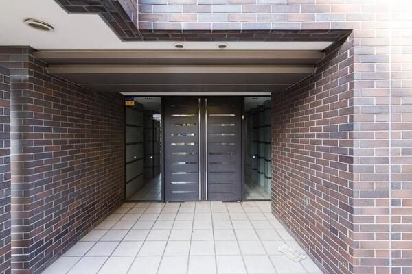 Rising place 南千住のエントランス