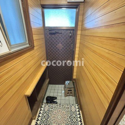 舟田町車庫2台付き戸建ての玄関