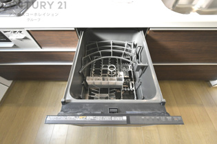 手洗いに比べて時間や労力を節約できることです。また、高温のお湯で洗浄されるため、雑菌や細菌を殺菌する効果もあります。さらに、乾燥機能があるため、手で拭く手間も省け衛生的に保管できます。