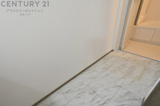 衣服の収納や脱ぎ着や整理整頓がしやすく、湿った衣類を乾燥させるスペースがありカビや臭いの発生を防ぎます。床の汚れを他の部屋に持ち込まず清潔を保つことができます。また快適な入浴環境の整備にも役立ちます。