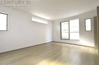 リビングダイニングは家族や友人とのコミュニケーションを楽しむ場所でくつろぎながら食事や会話を楽しめ、多目的に利用できリラックスできる空間です。家庭内の中心として機能し、快適な生活をサポートします。