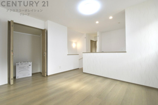 キッチン前のダイニングスペース　カウンターキッチンから料理の受け渡し等に便利です。ダイニングセットを置いても十分な広さを確保。