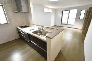 キッチン前のダイニングスペース　カウンターキッチンから料理の受け渡し等に便利です。ダイニングセットを置いても十分な広さを確保。