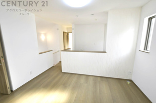 キッチン前のダイニングスペース　カウンターキッチンから料理の受け渡し等に便利です。ダイニングセットを置いても十分な広さを確保。