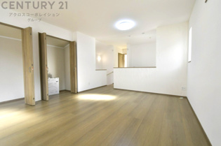 リビングダイニングは家族や友人とのコミュニケーションを楽しむ場所でくつろぎながら食事や会話を楽しめ、多目的に利用できリラックスできる空間です。家庭内の中心として機能し、快適な生活をサポートします。